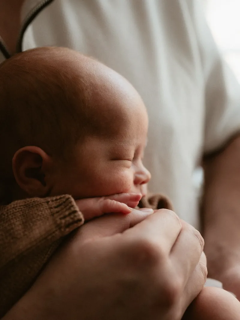 Tiny details, sleepy newborn cuddles, and oh so much love 🤎🧸
